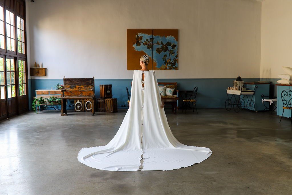 Vestido de novia Silvia Fernandez. Capa Blanca