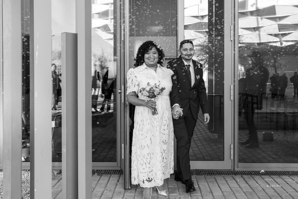 FOTOGRAFIA BLANCO Y NEGRO NOVIOS BODA CIVIL ZARAGOZA