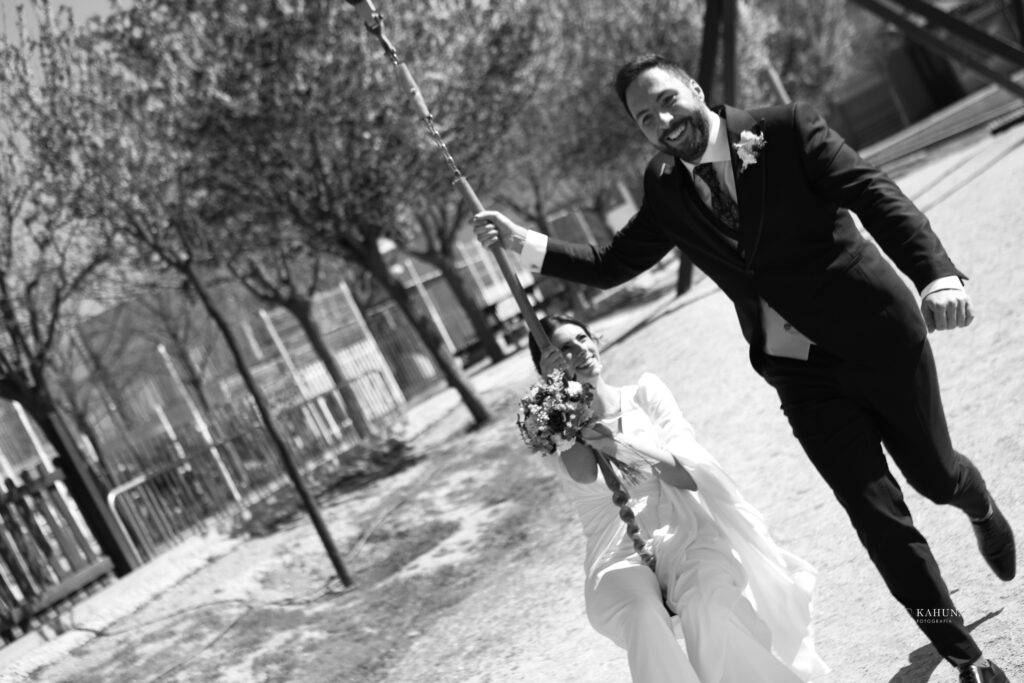 fotógrafo bodas Zaragoza precios. novios en tirolina durante el reportaje de fotos. blanco y negro