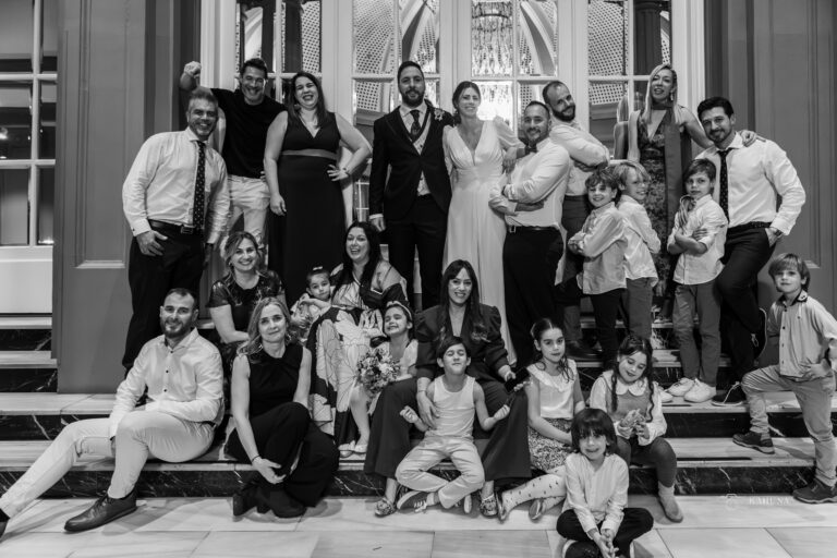 foto de grupo blanco y negro. fotografia de grupo creativa. reportaje de boda zaragoza