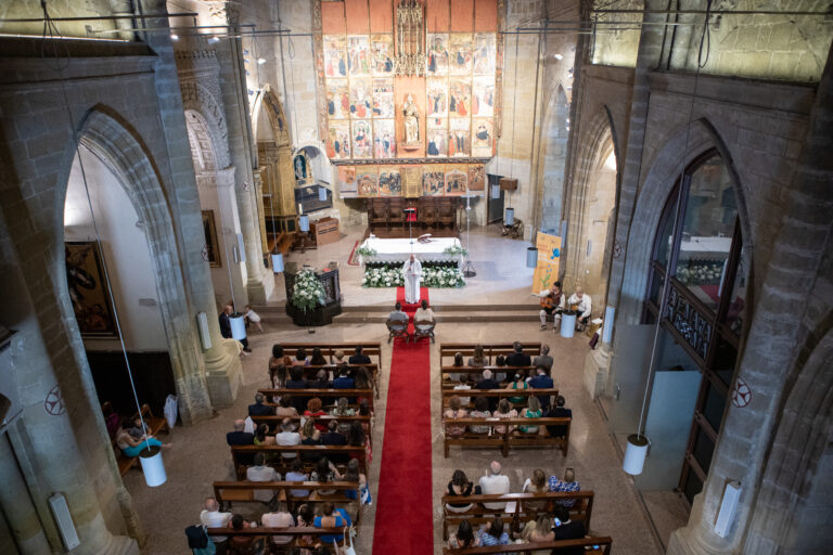 Pareja de novios en la iglesia casandose. Fotografia de boda. Fotografo de bodas. Iglesia en momento del casamiento