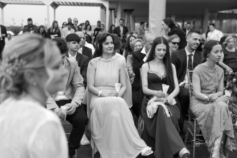 Novia en Aura Zaragoza. Fotografia blanco y negro de boda. Fotografo de boda zaragoza. La novia junto a sus hijas