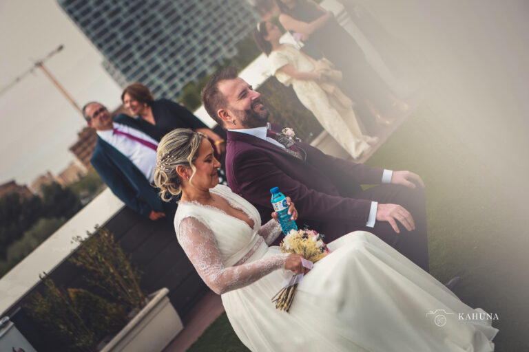 Boda en Zaragoza. Pareja de novios se casa en Aura Zaragoza. Ceremonia Civil. Fotografo de bodas zaragoza