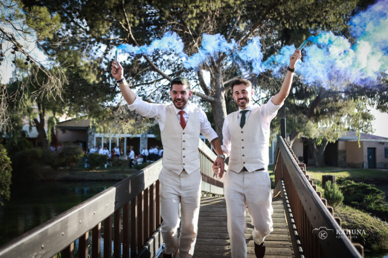 Entrada novios con humos de colores