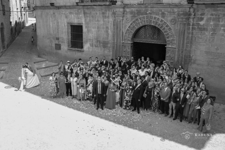 Fotografia de boda de todos los invitados en blanco y negro